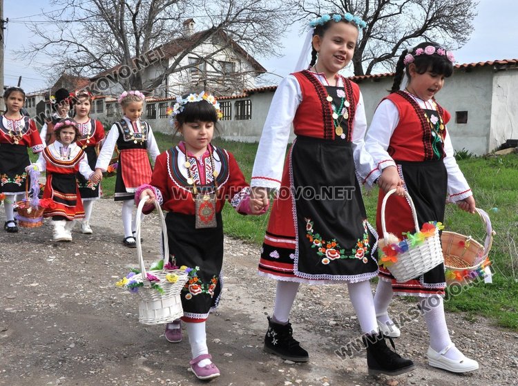 Лазарки благославяха за здраве в село Добрич