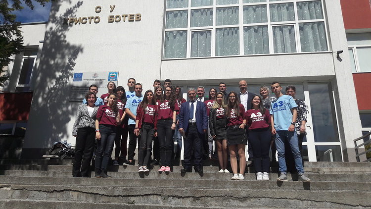 Евродепутат на среща  единствените ученици- посланици на Европейския парламент в областта