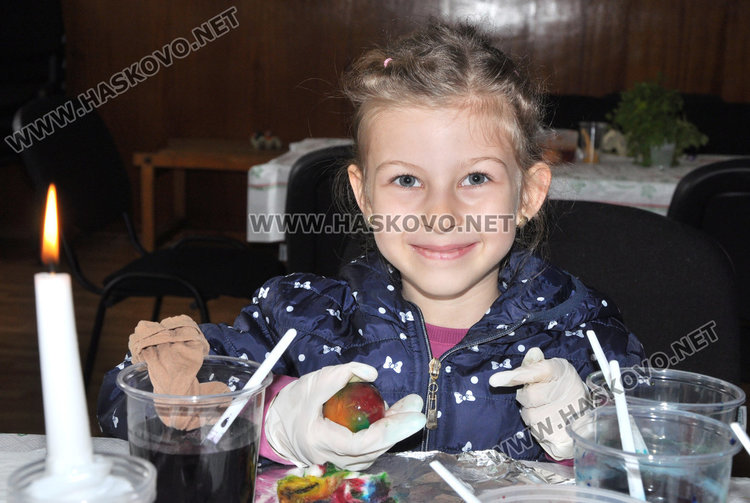 Деца шариха великденски яйца в Историческия музей в Хасково