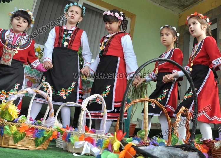Лазарки благославяха за здраве в село Добрич