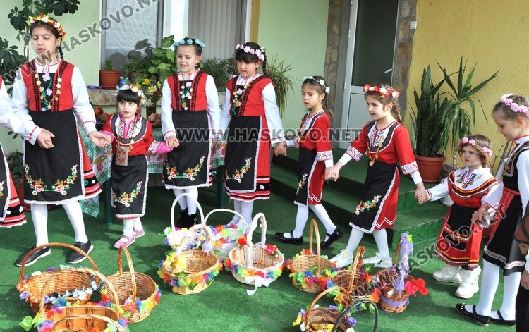 Лазарки благославяха за здраве в село Добрич