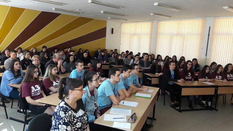 Евродепутат на среща  единствените ученици- посланици на Европейския парламент в областта