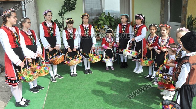 Лазарки благославяха за здраве в село Добрич