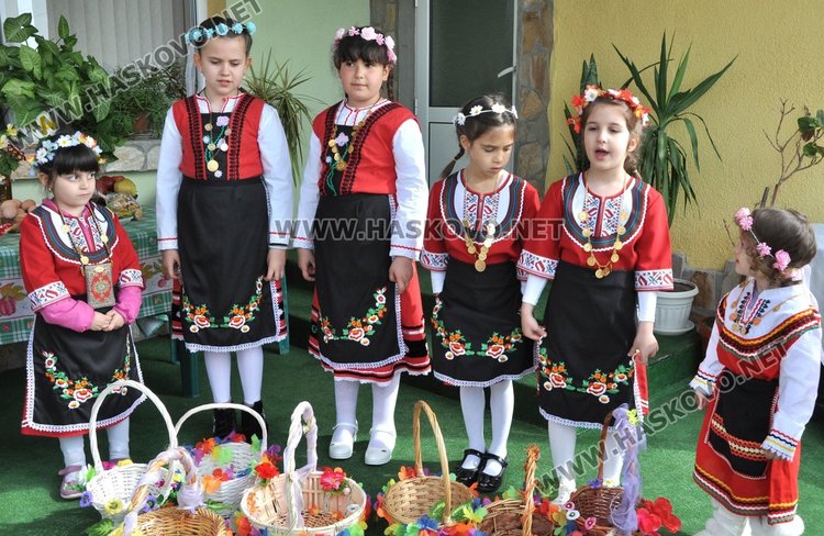 Лазарки благославяха за здраве в село Добрич