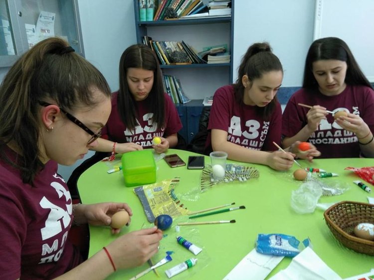 Младши посланици съчетават Великден и ЕС, отправят послания за човещина