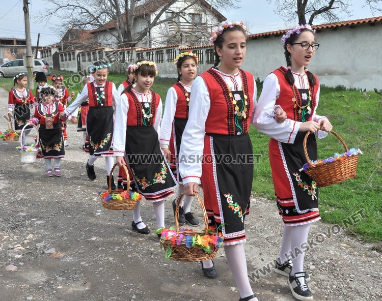 Лазарки благославяха за здраве в село Добрич