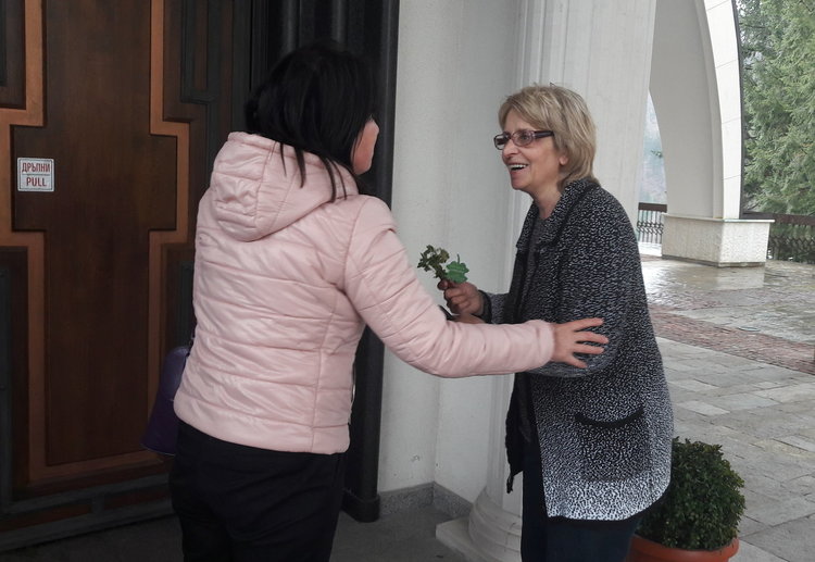 Китка здравец с послание пред църквата за Цветница 