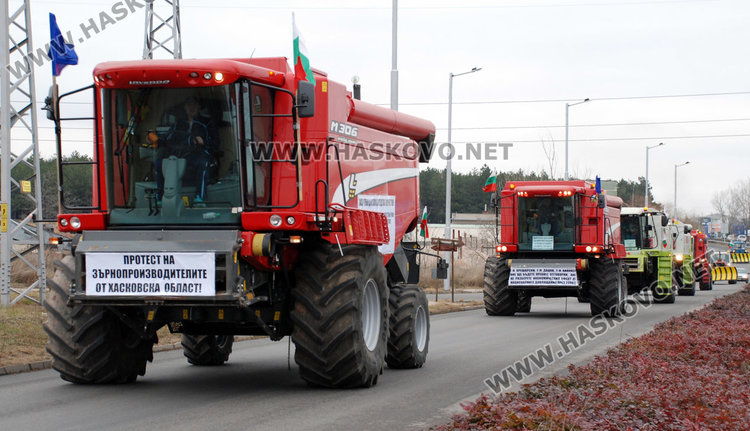 Земеделци на протест, 50 трактора извиват опашка пред бензиностанция 