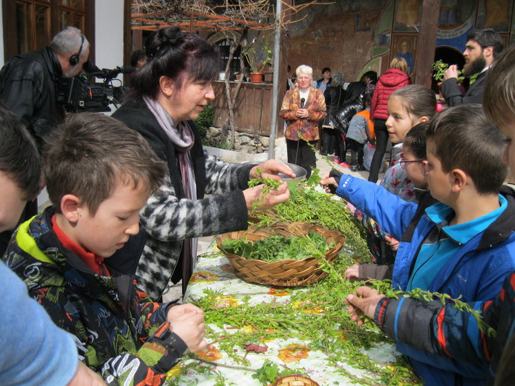 Над 60 деца от Смолян и Момчиловци се включиха в Духовната работилница за Лазаровден и Цветница