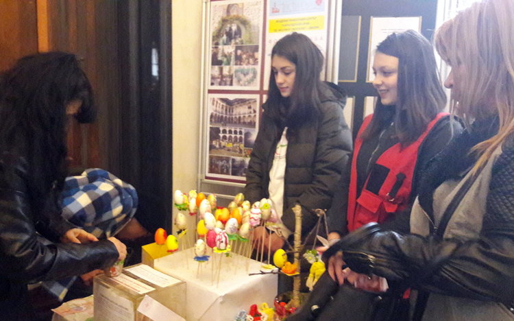 Китка здравец с послание пред църквата за Цветница 