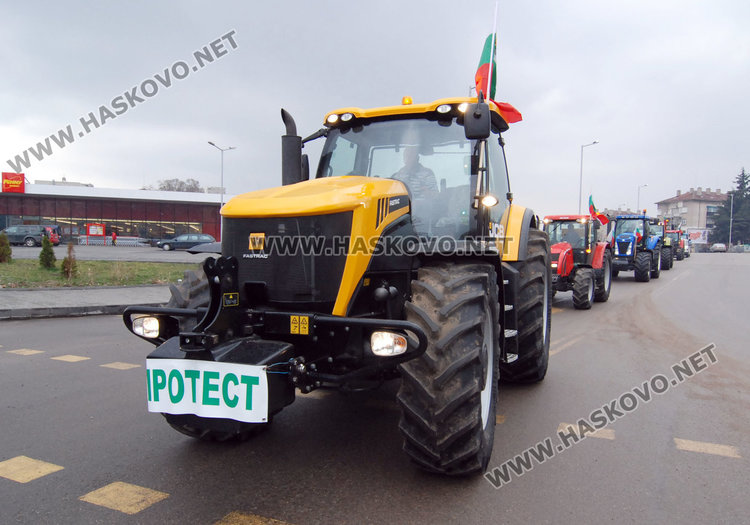 Земеделци на протест, 50 трактора извиват опашка пред бензиностанция 