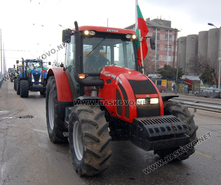 Земеделци на протест, 50 трактора извиват опашка пред бензиностанция 