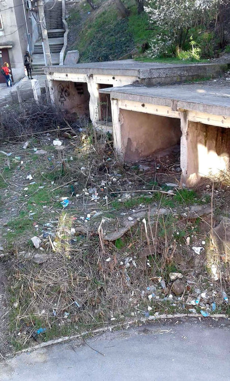 Хасковлийка: Незаконно сметище под спалнята ми в центъра на града