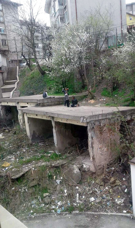 Хасковлийка: Незаконно сметище под спалнята ми в центъра на града