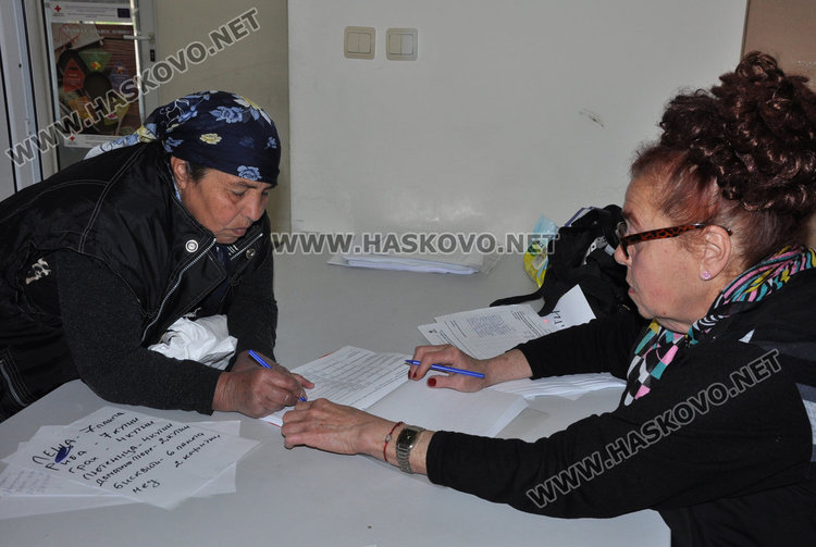 БЧК раздава с хранителните помощи и образователни книжки 