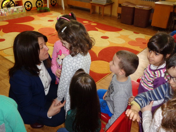 Зам.-кметът Веселина Тихомирова омая деца с приказки по случай национална кампания за четенето