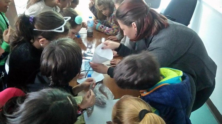 Третокласници изработиха хранилки за птици за международния ден на птиците