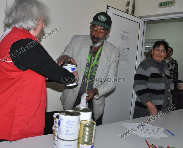 БЧК раздава с хранителните помощи и образователни книжки 