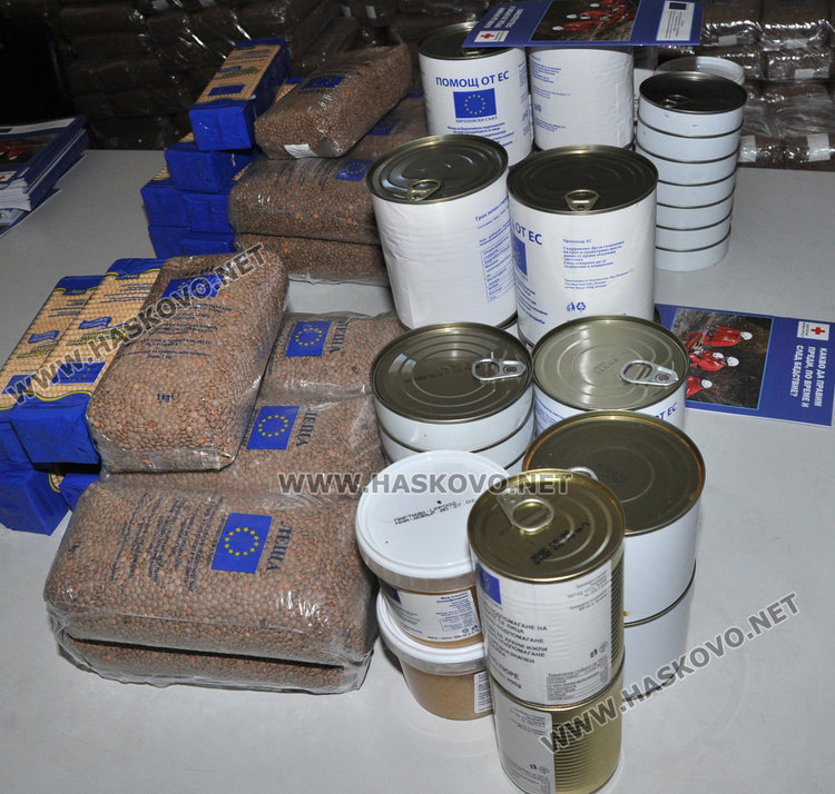 БЧК раздава с хранителните помощи и образователни книжки 