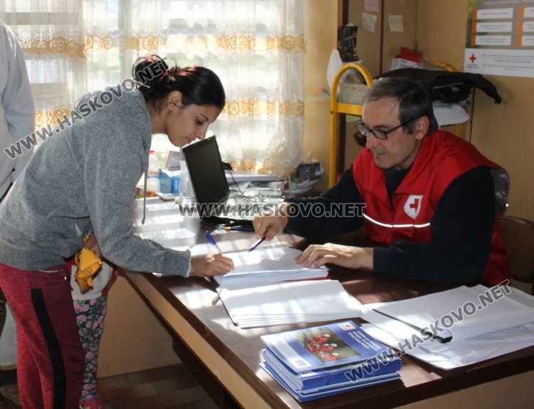 Раздават хранителни помощи на социално слаби в Димитровград, те – недоволни