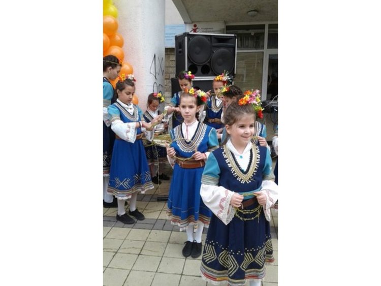 С много песни и танци Перник отпразнува Цветница