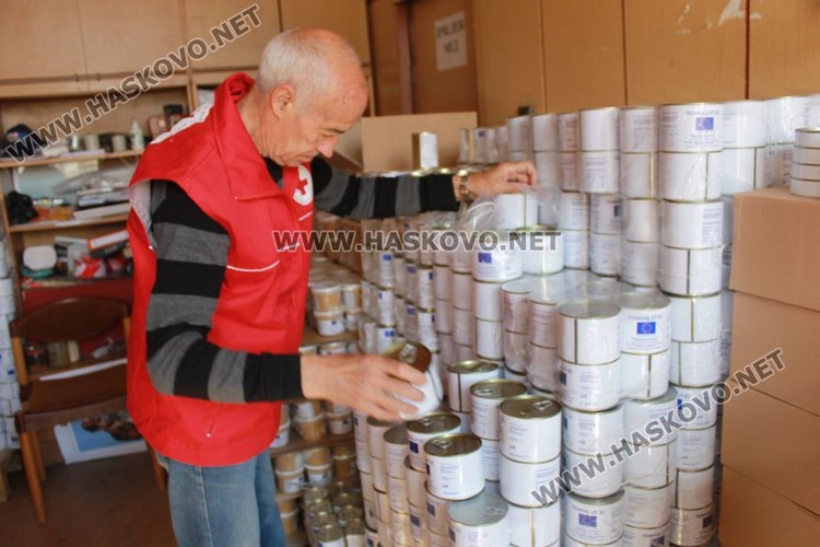 Раздават хранителни помощи на социално слаби в Димитровград, те – недоволни