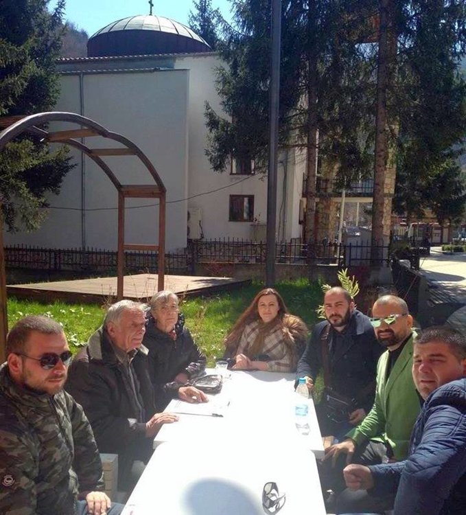 Кметският наместник Трайчо Мешев и съпругата му Галя Мешева . Заедно с местни жители отделят от пенсиите, за да съберат 800 лв. и да заведат дело в съда