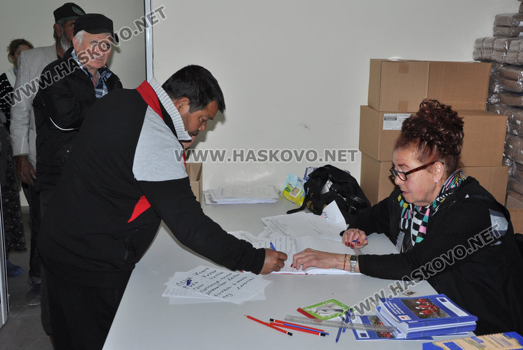 БЧК раздава с хранителните помощи и образователни книжки 