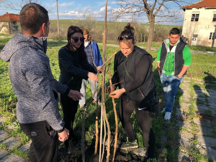 Погрижиха се за детската площадка в Длъгнево