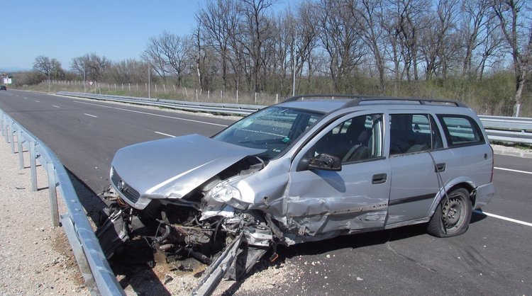 Кола се заби в мантинелата между Димитровград и Хасково