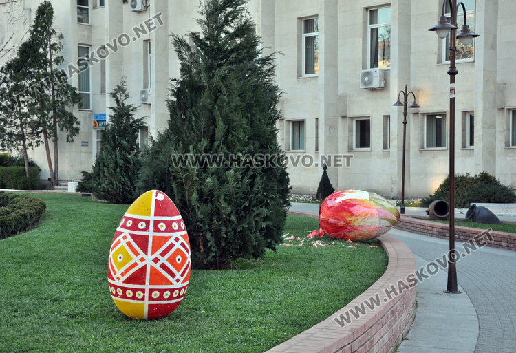 Вандали „обелиха“ декоративните великденски яйца в центъра на Хасково