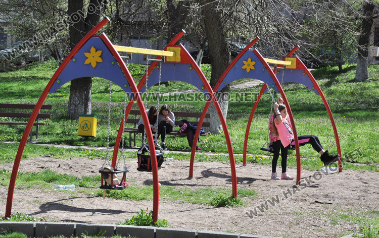 Читатели: Кучетата в парковете колкото хората. Общината: Трима стопани са глобени 