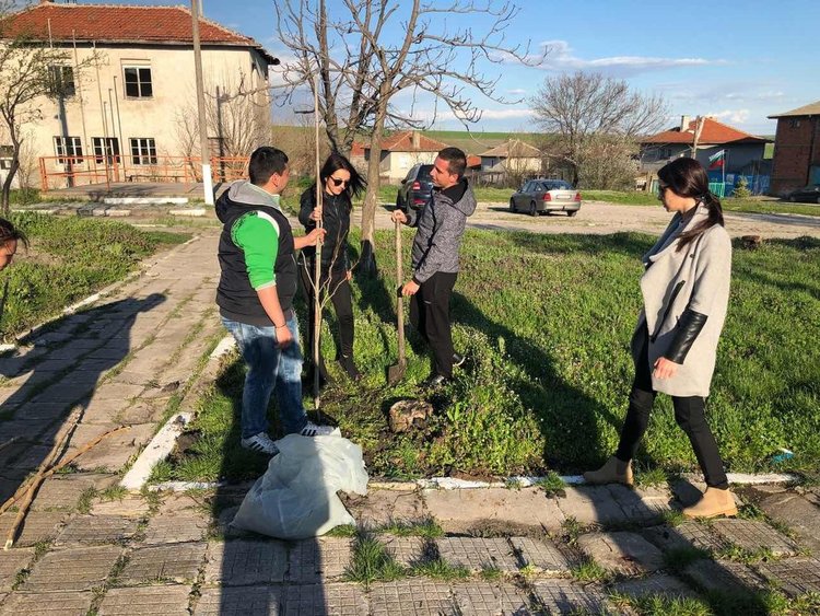 Погрижиха се за детската площадка в Длъгнево