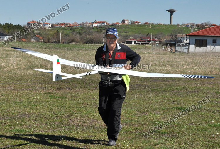 Димитър Филев със своя планер