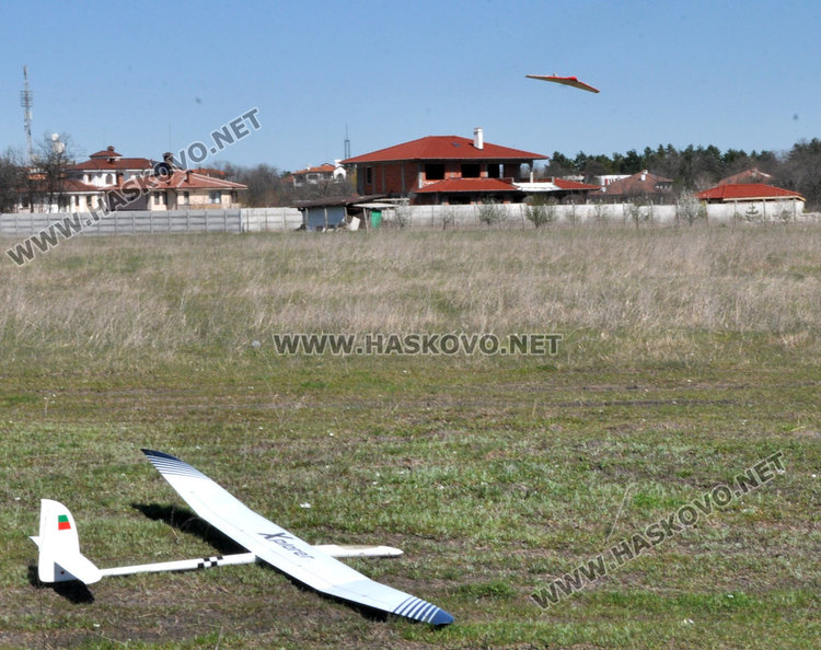 Планери и изтребители облитат небето над Хасково