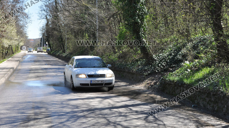 Подпочвени води оттичат под Ямача