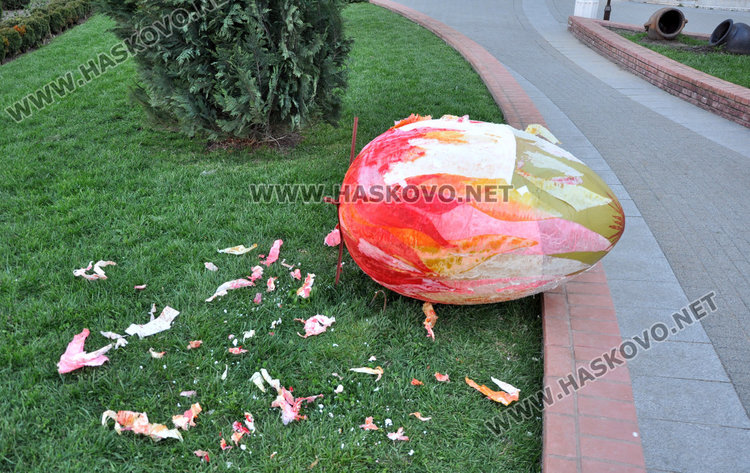 Вандали „обелиха“ декоративните великденски яйца в центъра на Хасково