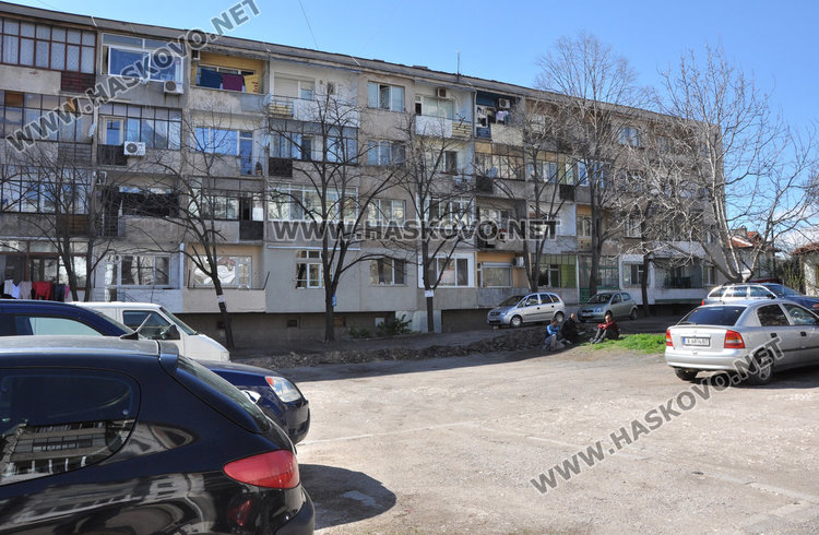 Блок в Хасково скача срещу платен паркинг пред сградата