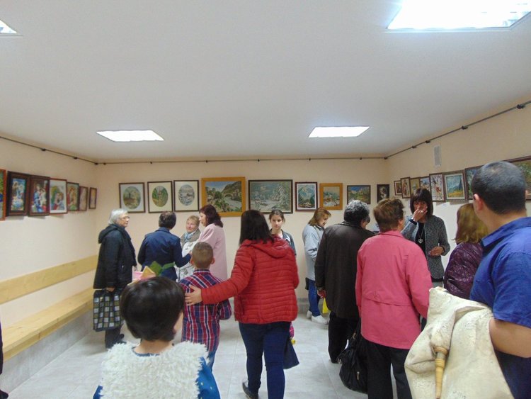 Десет майсторки на гоблени от Смолян подредиха изложба в устовското читалище