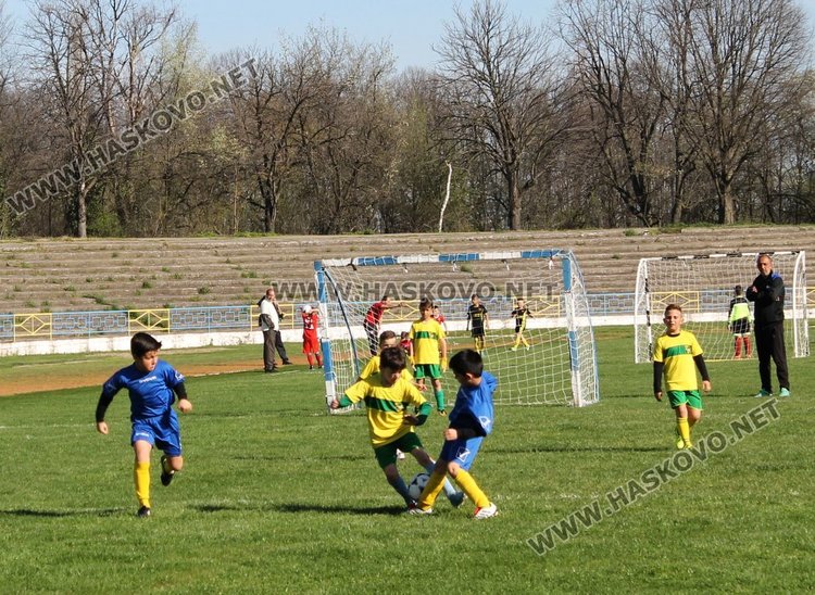 Деца играят футбол в областното първенство в Димитровград