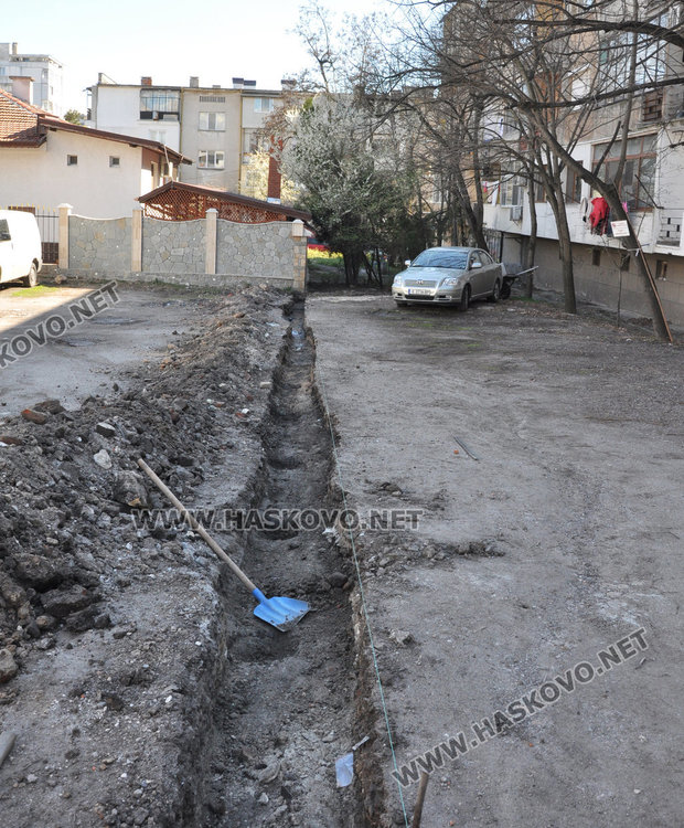 Блок в Хасково скача срещу платен паркинг пред сградата