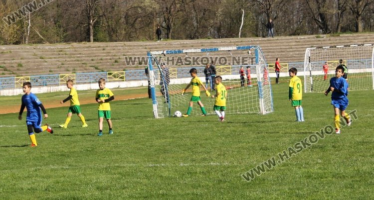 Деца играят футбол в областното първенство в Димитровград