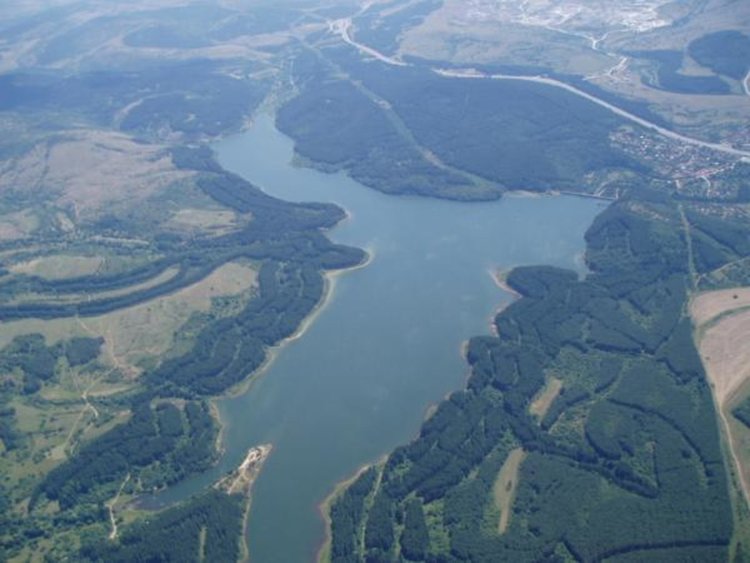 Водолази оглеждат стената на язовир „Студена“, спират водата