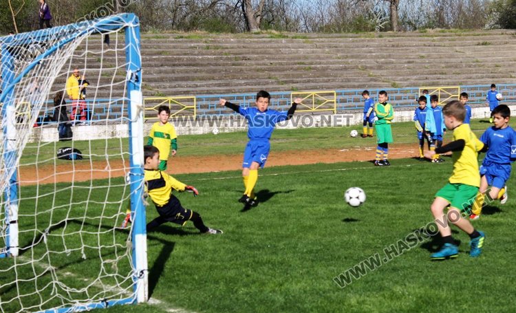 Деца играят футбол в областното първенство в Димитровград