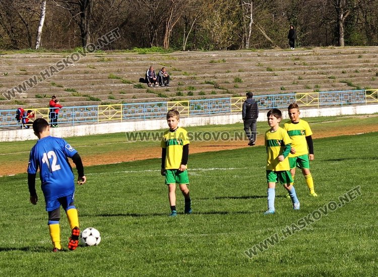 Деца играят футбол в областното първенство в Димитровград