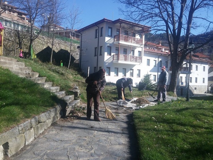 Момчиловци подарява национален флаг на победителите в пролетното почистване