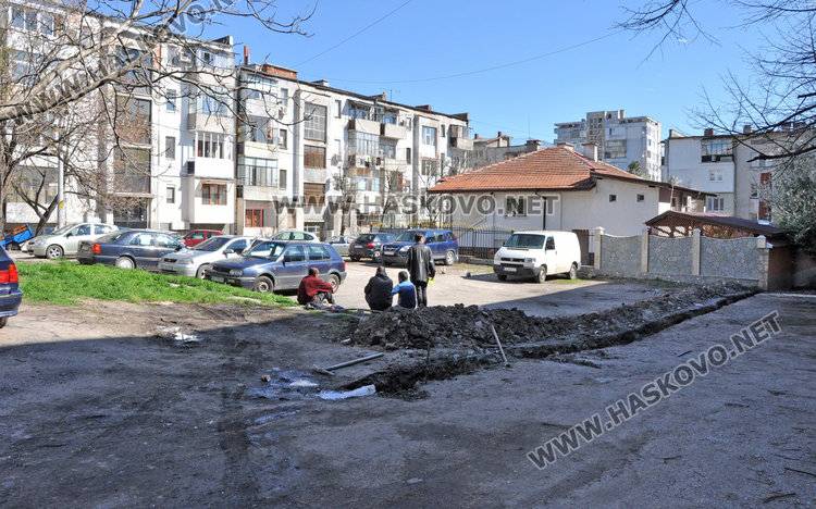 Блок в Хасково скача срещу платен паркинг пред сградата