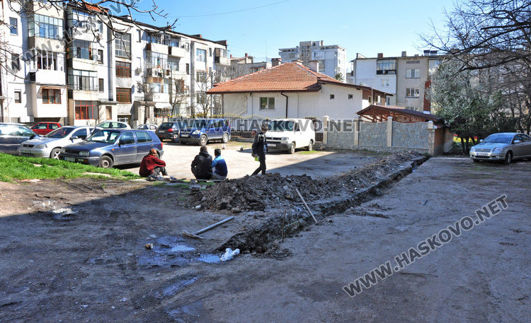 Блок в Хасково скача срещу платен паркинг пред сградата