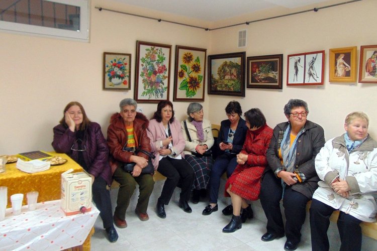 Десет майсторки на гоблени от Смолян подредиха изложба в устовското читалище