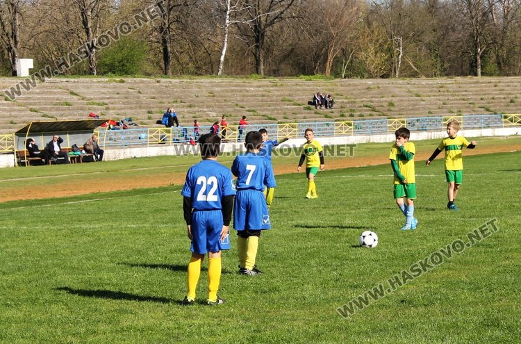 Деца играят футбол в областното първенство в Димитровград